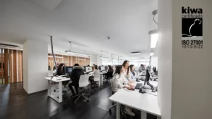 La ISO 27001 se centra en la integridad, confidencialidad y protección de la información